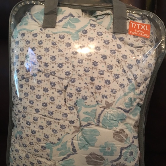 Twin XL comforter and pillow sham - Picture 2 of 2